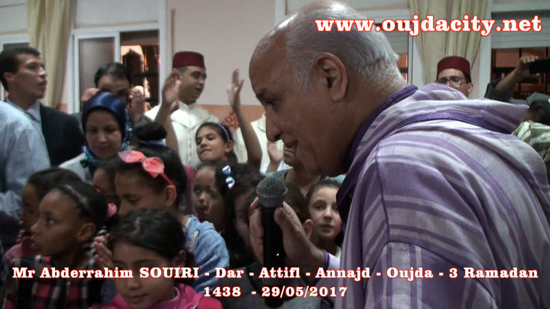 شاهد ما قام به الفنان عبد الرحيم الصويري في دار الطفل بوجدة VIDEO